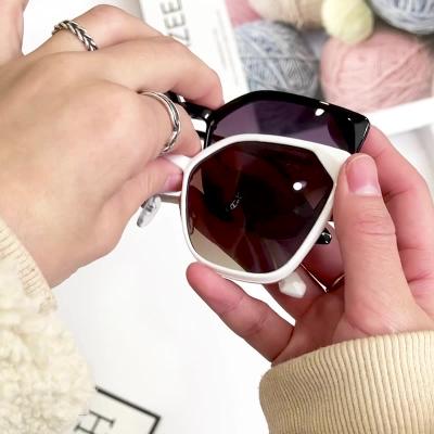 China Luxury Oversized Cat Eye Women Metal Frame Anti Blue Light Newcomer Shades Clip On Sunglasses for sale