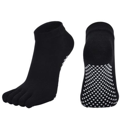 China Hot Sale Multi Color Non Slip Toe Yoga Socks 5 Slip Non Slip Women Yoga Socks Low Cut Anti Slip Sports Toe Socks For Men for sale