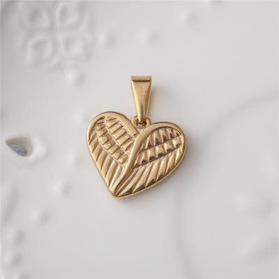 China New Heart and Wing Pendant Jewelry Custom Women Angel Wing Heart Gold Necklace Hiphop Fashion Tiny Stainless Steel Feather Pendant for sale