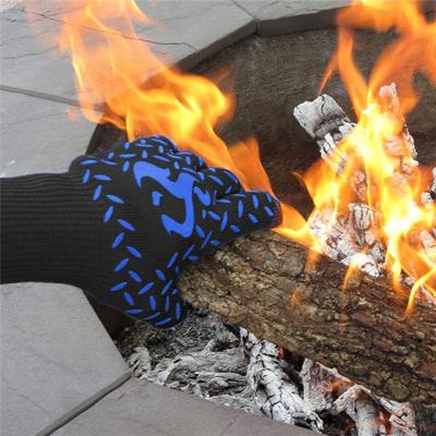 China Hot Selling Comfortable Heat Insulation and Anti-scalding BBQ Silicone Gloves for sale