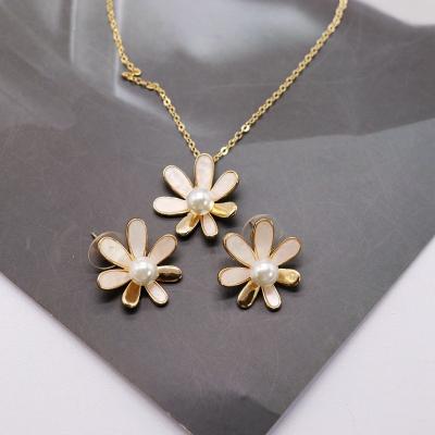 China Fashion Drop Luster Copper Beige Flower Dangle Earrings Necklace Set Simple Short Necklace Small Flower Silver Needle Earrings for sale