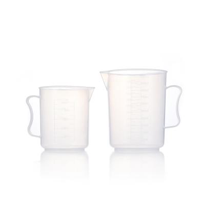 China New Product 1000ml 500ml Sustainable Plastic Beaker Measuring Cup Clear Plastic With Handle for sale