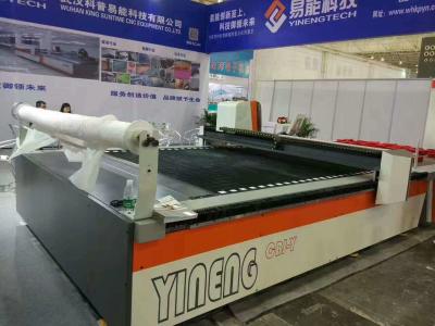 中国 YINENG TECHの生地の拡散機が付いている自動布CNCの織物のカッターの打抜き機 販売のため