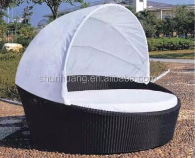 China Outdoor Eco-Friendly Rattan Beach Wicker Daybed With Canopy Sun Lounger for sale