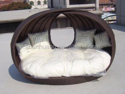 China Eco-friendly PE Rattan Furniture Round Shape Outdoor Beach Wicker Day Bed for sale