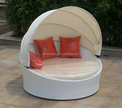 China Eco-friendly Sun Sofa Furniture Rattan PE Wicker Day Bed With Canopy for sale