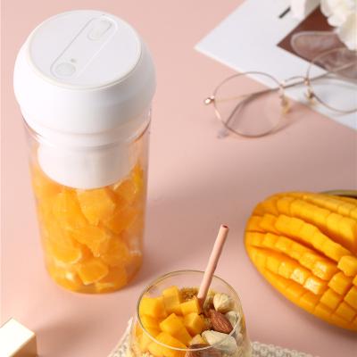 China Hot Selling USB Safety Car Mini Cheap Rechargeable Fruit Juicer Portable Smoothie Blender for sale