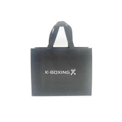 China 2021 Recyclable Non Woven Custom Printing Black Shopping Non Woven Clothing Handle Tote Bag Hot Selling for sale