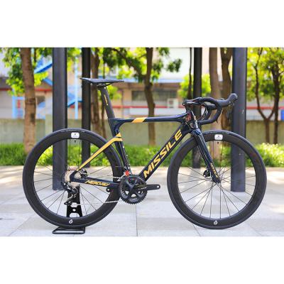 China Newly Designed 700C*25 22 Speed Carbon Frame Bend Handlebar Road Bike With Fork Suspension for sale