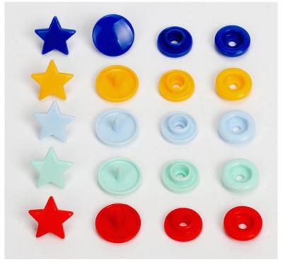 China Dry Cleaning Heart Shape Baby Clothes Plastic Custom Cover Around Snap Button Plastic for sale