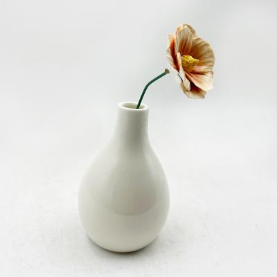 Cina Ornamento di tavolo moderno su misura Contenitore di fiori in ceramica Fabbricazione a mano Glace e ceramica opaca Vaso di fiori per la decorazione domestica in vendita