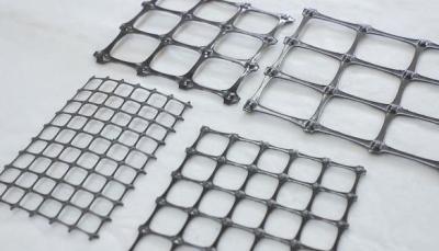 Chine Le renfort doux Geogrid de sol de base a rectifié de tension bidirectionnel de polyéthylène de grille à vendre