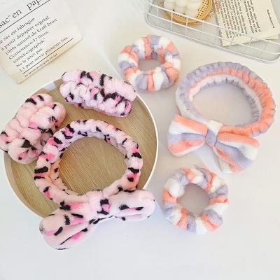 China Custom Wholesale Leopard Face Headband and Wristband Wash Facial Set for Women Makeup Spa for sale