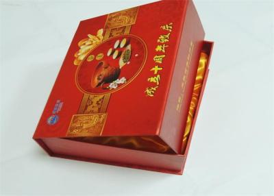 China Magnetic Closure Gift Box Printing Coated Paper + Cloth / Silk W-O Binding Red Color for sale