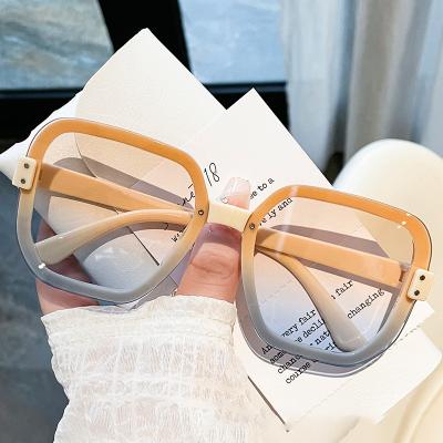 China Fashion Female Frameless Rimless Oculos De Sol Glass Sun Glasses Vintage Classic Sun Glasses 2023 Woman Fashion Retro Gradient Square Mirror for sale