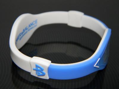 China Azul/negro/logotipo anaranjado de la pulsera de la pulsera del silicón grabado en relieve en venta