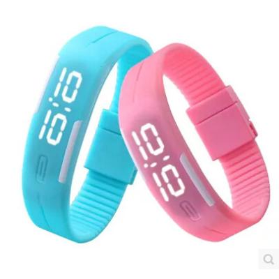 Cina Orologio sportivo ultra sottile per i bambini, orologio del silicone LED Digital dello schermo attivabile al tatto del LED in vendita