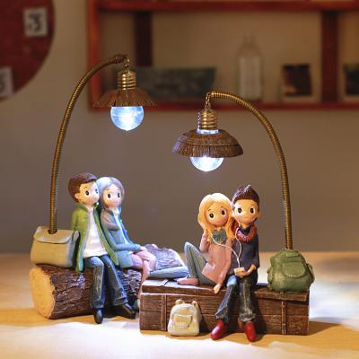 China Europe lovers figure decorations boys and girls night lights small resin figurine for sale