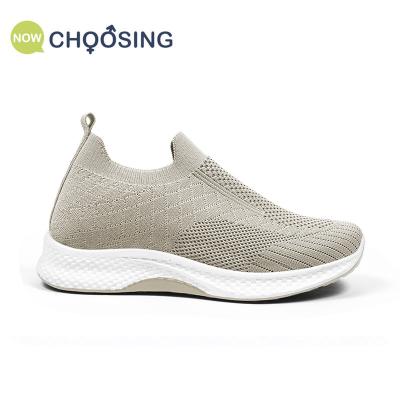 China 2022 fashion trend wholesale price flight knit durable black white male and female fashion shoes casual fitness walking running tennis shoes for sale