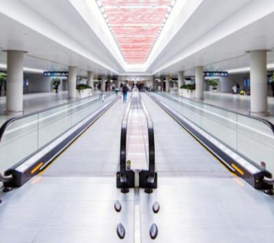 China 6 AC van het graad Binnen Openluchtrollende trottoir Aandrijvings Vlakke Roltrap in Luchthaven Te koop