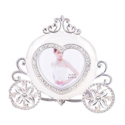 China Decoration Heart Shape Carriage Metal Picture Frame For Wedding Gifts for sale