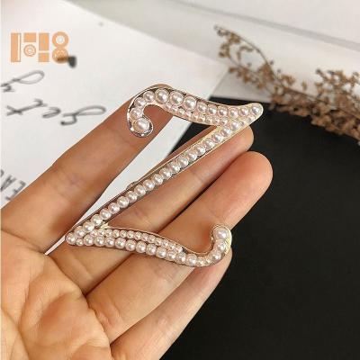 China Wedding Pearl Letter Pin A/B/C/D/E/F/G/H/I/J/K/L/M/N/P/R/S/V/W/Y/Z Pins La Alphabet costume bodice sleeve for sale