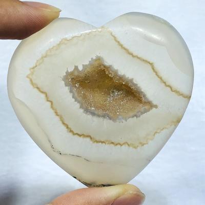 China Wholesale Geode Aquatic Crystal Healing Europe Agate Hearts Crystal Stone Crafts For Gifts for sale