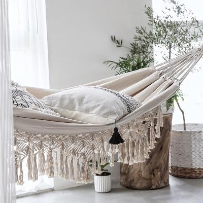 China Contemporary 2 Person Hammock Macrame Fringe Deluxe Double Hammock Devil Chair For/Indoor Patio Porch Decor for sale