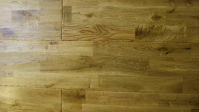 China Oak Solid 3-strips, hand-scraped,distressed,UV lacquer for sale