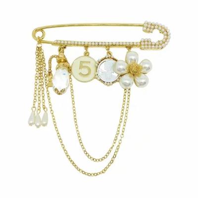 China Central Statistical Institute of Korea Perfume Brooch Accessories New Fashion Flower Tassel Wild Atmosphere Luxury Brooch Female Crystal Brooch Small Small for sale