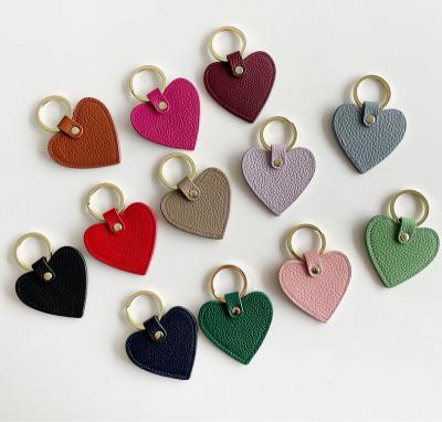 China Custom Genuine Pebble Women Genuine Leather Key Chain Heart Shape Designers Key Chain Initial Letters Leather Key Chain for sale