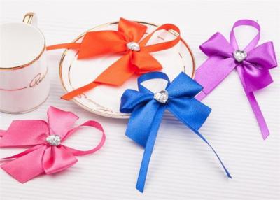 China Kundengebundene silberne heiße stempelnde Logo-Papierluxustasche mit Bowknot zu verkaufen