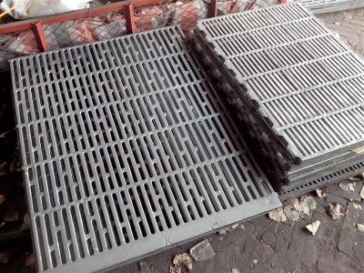 China Farm Equipments Manufactor Cast Iron Floor Grates Made In China Pig Farrowing Crate for sale