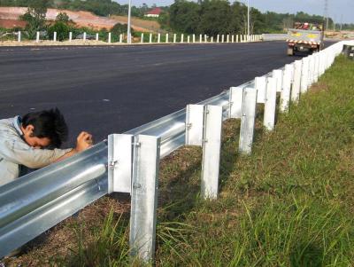 China 2.7mm-4.0mm Thickness Roadway Guardrail M180 For Roadway Safety Te koop