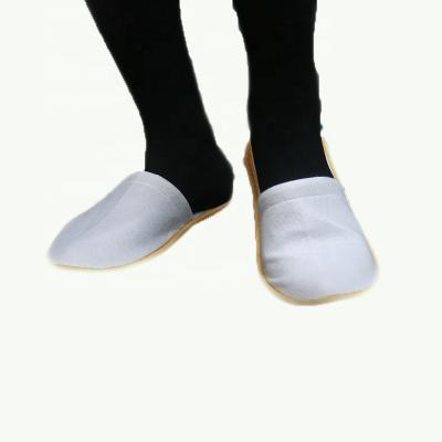 China Disposable non woven hotel hair pull hotel slippers with logo customized for sale