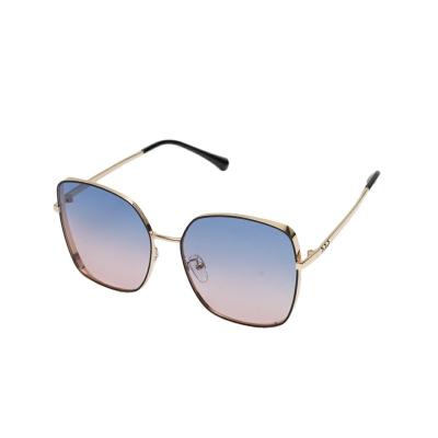 China Larger Gradient Woman Sunglasses Summer Beach Retro Fashion Sun Glasses Oversized Portable Metal Alloy for sale