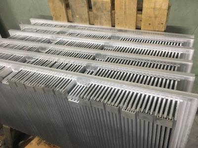 China Hoge Prestaties Uitgedreven Aluminium Heatsinks voor elektromacht het koelen Oplossingen Te koop