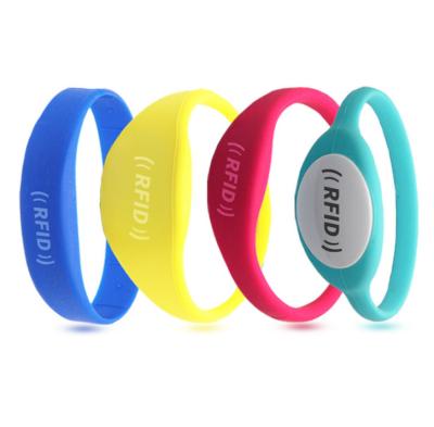 China 125khz 13.56mhz High Quality Customized Waterproof/Waterproof Colorful NFC RFID Hand Wristband Silicone Smart Wristband for sale