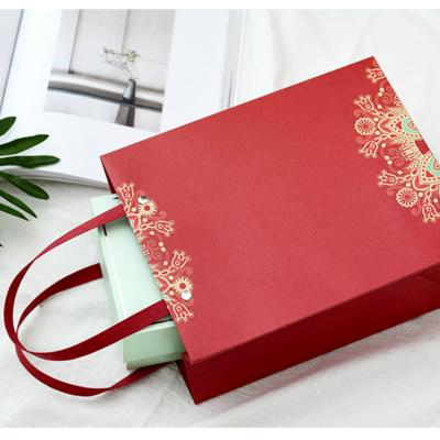 China Recyclable Red Chinese Style New Arrival Wedding Party Gift Box Clothing Packaging Gift Shopping Bag for sale