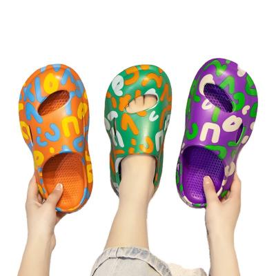 China Cushioning EVA Women Comfortable Outdoor Penetrating Air Hole Slippers Couples Sandals Non-slip Indoor Mute Men Summer Beach Slides for sale