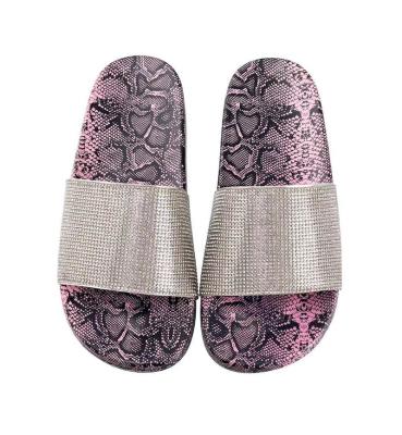 China Cushioning New Women's Shoes Diamond Flat Sandals Outdoor Skateboard Women's Shoes Beach Women's Slippers for sale