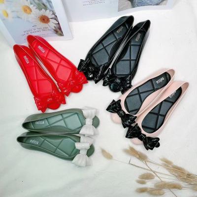 China Cushioning New Bow Non Slip Jelly Outer Wearing Crystal Shoes Non Beach Shoes Women's Shallow Mouth Sandals for sale