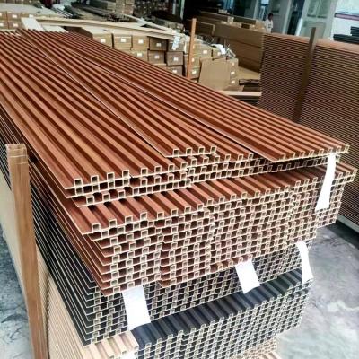 China Holzfarbe und Marmorfarbe Umweltschonend Innenraumholz Kunststoff Holzkorn PVC Innendekorationswandplatte zu verkaufen