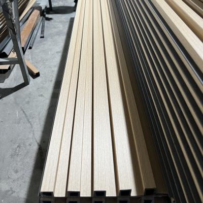 China Panel de pared Wpc a prueba de agua Pvc Film Madera Plástico Wpc Techo Slat Revestimiento Fluted Panel de pared interior para la decoración interior en venta