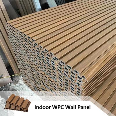 Cina Wpc pannello di parete Decorazione d'interni Tavole di interni Legno Plastica composito Wpc Pvc pannelli di parete Wpc pannello di parete a fluturo scanalatura nera in vendita