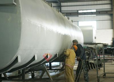 Chine Grenaillage de véhicules de remorque de mélangeur spécial de bateau-citerne et ligne de peinture automatiques à vendre