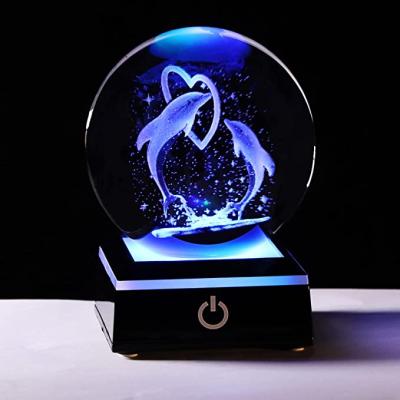 China Europe Dolphin Decor Glass Figurines Custom 3D Laser Etched Crystal Dolphin Gifts Crystal Ball With Led Base for sale