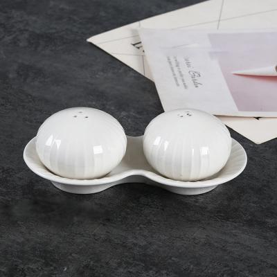 China Viable Contemporary Custom Tool Decor Logo Embossed Wedding Gift Kitchen Salt & Pepper White Salt Shaker With Tray for sale