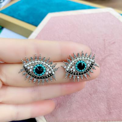 China New FASHIONABLE Wind Eyes Retro Heavy Industry Advanced Small Earrings Female Minor Design Earrings for sale