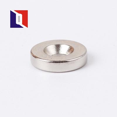 中国 Strong Magnetic Power M3 M4 M5 M6 Screw Hole Disc Round Neodymium Countersunk Magnets 販売のため